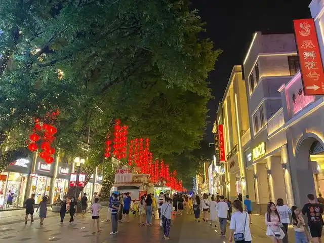 晚上22点的北京路步行街,真是人山人海,烟火气与人气旺得不得了.