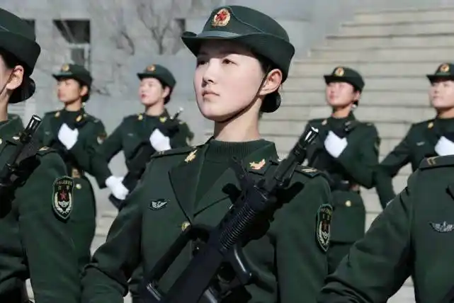 每年入伍的女兵有那么多,为什么很少看到女兵退役?