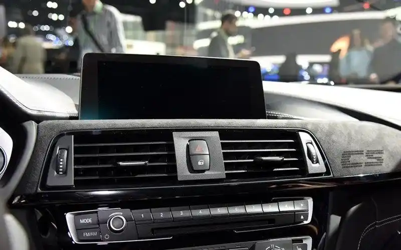 中控显示屏不同于其他的车型,设计造型非常的独特,外观线条很硬朗