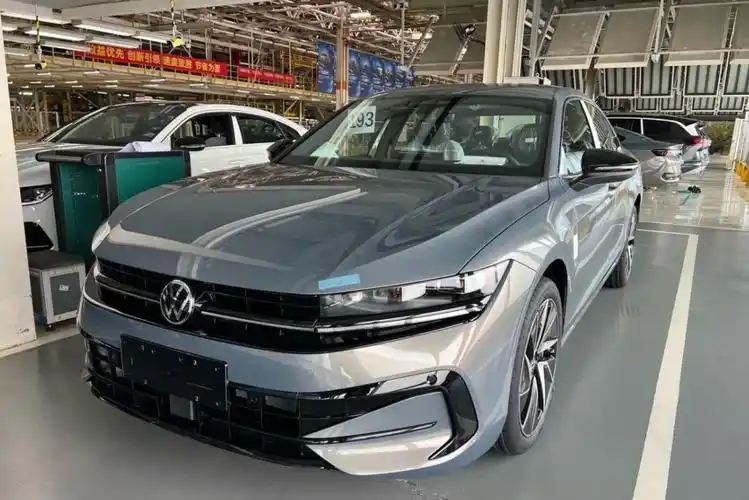 新款迈腾b9街头实拍,尺寸加大轴距不变,三联屏配大疆智驾-爱卡汽车爱