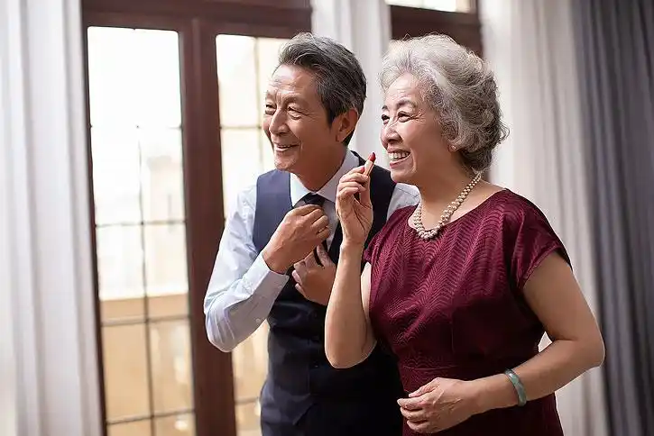 老年夫妇在家换衣服