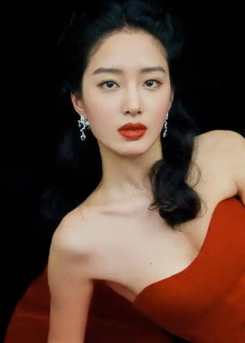 杨采钰靓丽写真风情万种!雪肤玉貌曼妙身材性感迷人