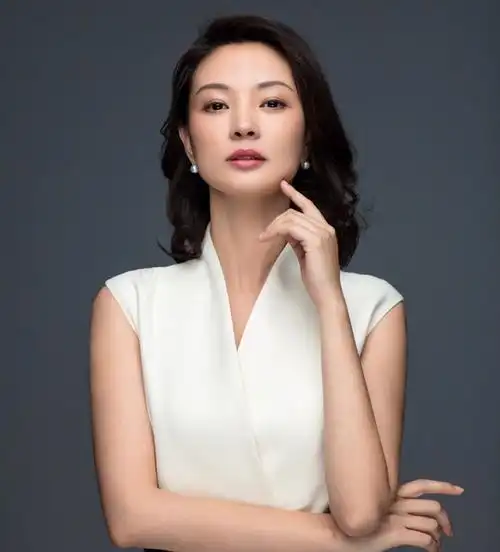 出身名门,被誉为央视"台花",45岁刘芳菲越活越漂亮优雅