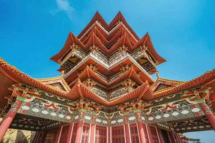 西方, 再没有一个民族 对中轴对称线如此钟爱与恪守 放眼中国的建筑