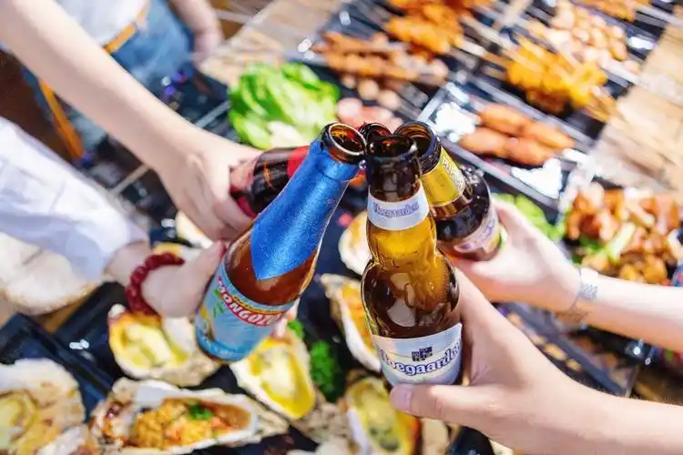 吃烧烤,就是要来打啤酒更嗨啊!