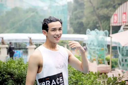 二十四小时吴磊湿发秀肌肉man力十足