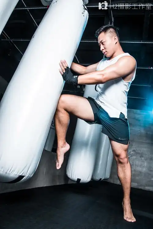 分享收藏健身房肌肉人像教练写真健身房肌肉写真教练形象照健身房环境