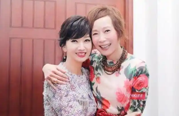 70岁白娘子赵雅芝对比60岁许仙叶童一个风韵犹存一个整得吓人