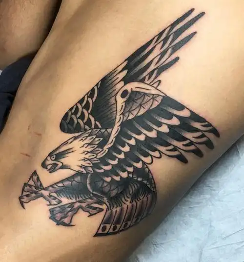男生侧腰上黑灰素描点刺技巧创意霸气老鹰纹身图片 - 找图案网