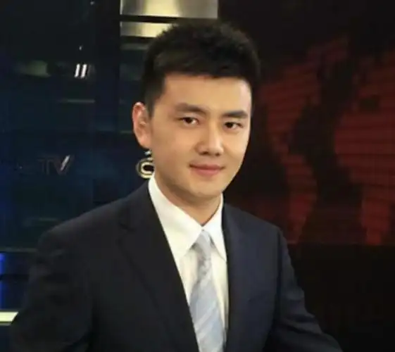 严於信:33岁主持《新闻联播》,被誉"康辉接班人",终苦尽甘来