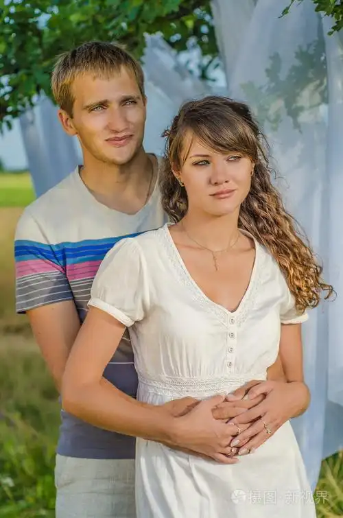 年轻人相爱的双方互相拥抱