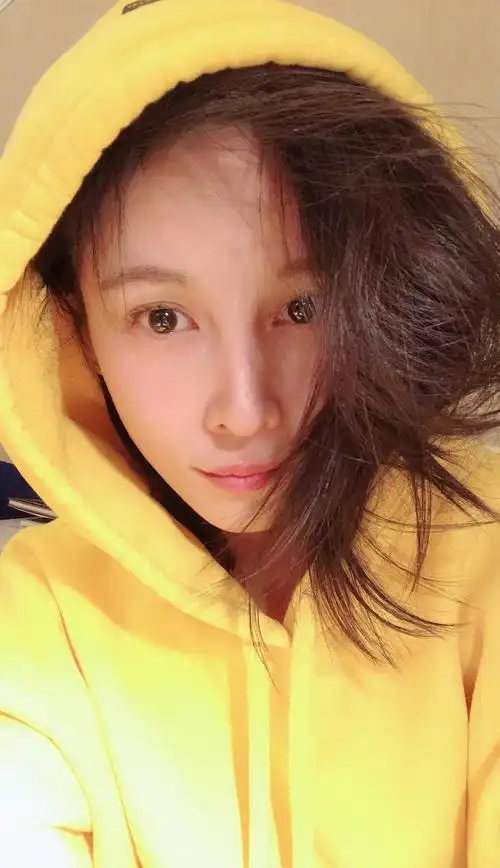 张蓝心素颜晒自拍 明眸大眼表情鬼马成猫奴