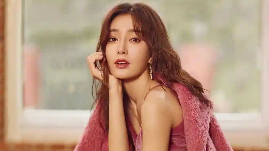 秦岚月光女神大片惊艳全网,网友盛赞:这才是真·月下仙子!