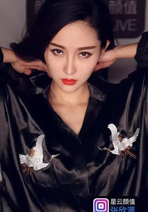 美哭北影校花张欣源上演霸气女王睡衣秀