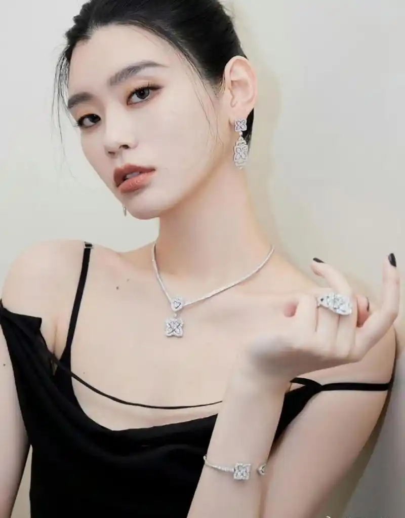 奚梦瑶的侧脸,诉说着无尽的故事. 她身着黑色吊带连衣裙,优雅而神秘.