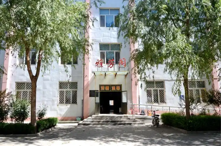 春风化雨般的关怀,社会各届办学力量的支持,是柏乡二中教育飞翔的动力