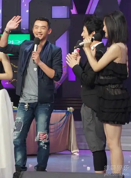 郑恺同主持人何炅,谢娜