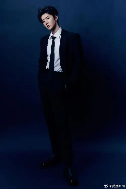 陈哲远穿西装鸡哔我##陈哲远静谧蓝调西装写真