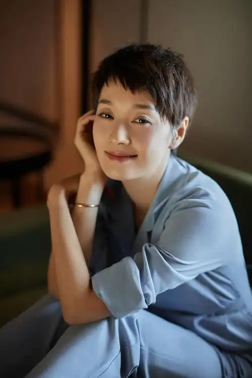 马伊琍最新写真曝光 超短发气质优雅尽显高级感