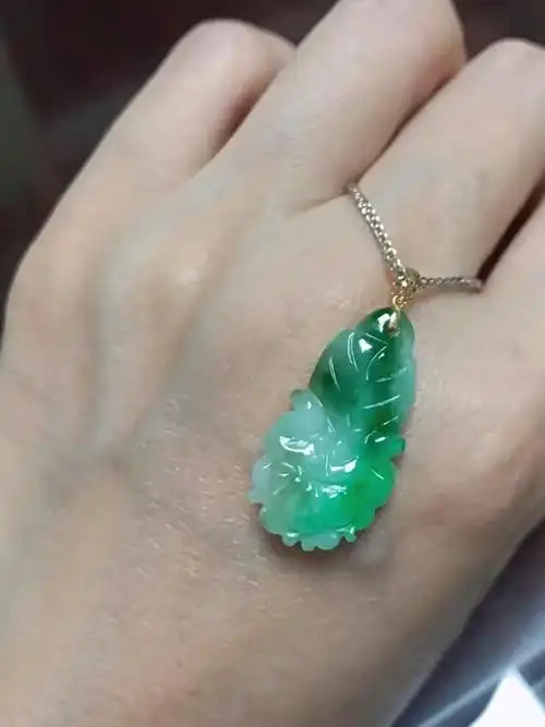 翡翠是世界上最珍贵的宝石之一,它的价值主要取决于种水,颜色,以及