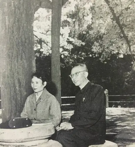 溥仪特赦后照片,跟最后一任妻子一起游香山_李淑贤