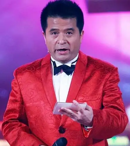 曝毕福剑住千万豪宅,女儿却在国外蹲街吃饭,不修边幅被嘲流浪汉