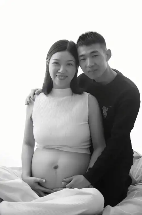 两家人坐在一起简单吃了个饭,举办了个小型仪式,尹厚萍拉着黄俊平的手