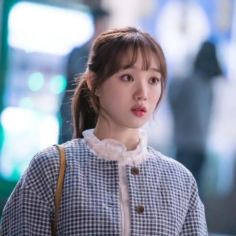 韩国"顶流"李圣经剧照,简直就是一部时尚大片,配上她清爽的面容楚楚动