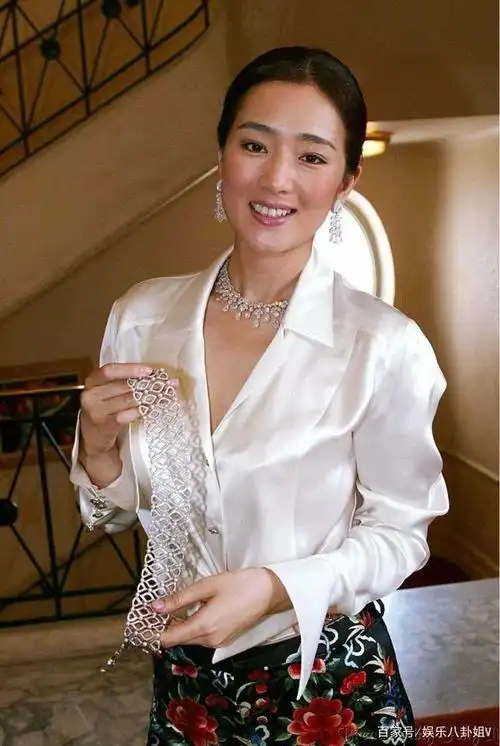 巩俐确实是老了!化妆也遮不住脸上的坑洼,明星只能活在滤镜里!