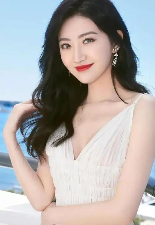 景甜才是性感水蜜桃露肩造型诠释清纯可爱与性感迷人