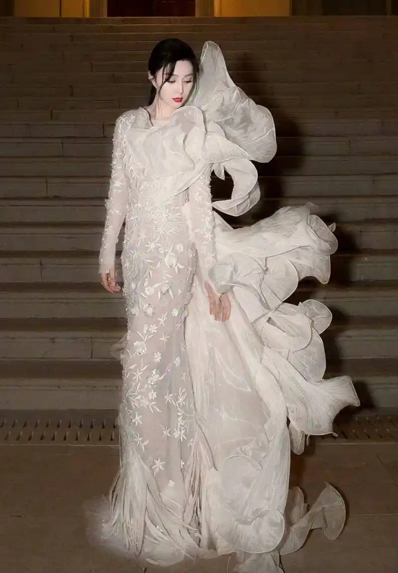 戛纳红毯:范冰冰最新造型就像仙女下凡,把美提升到新高度!