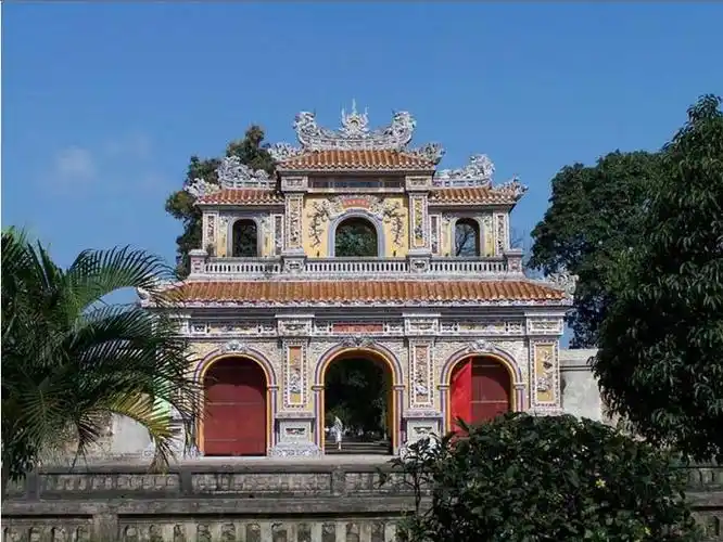 作为越南的古都,顺化古建筑群于被列入"世界文化与自然遗产".