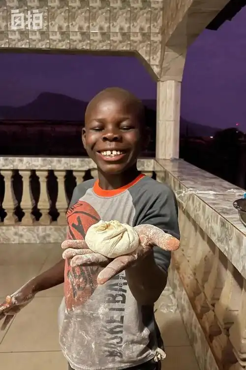 非洲飞哥口述:非洲打拼十年,孤独的我收养黑人小孩,给他盖了大房子