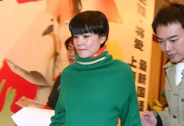 53不是边界,每个年龄都有属于自己的时尚引言随着王菲的年龄增长,她的