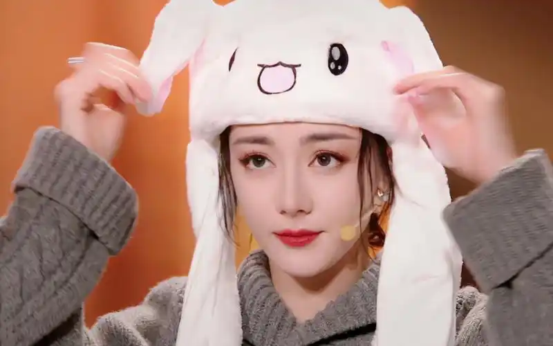 [迪丽热巴/快手小年夜老铁联欢晚会]热巴跳的兔子舞太可爱了!