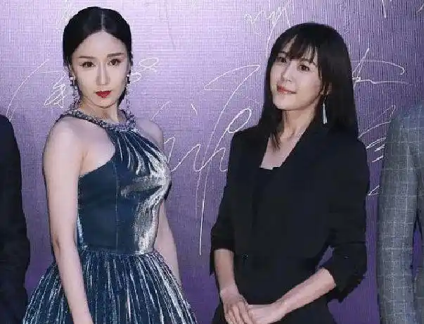 娄艺潇和李金铭合影谁留意到娄艺潇的站姿不红果真有原因