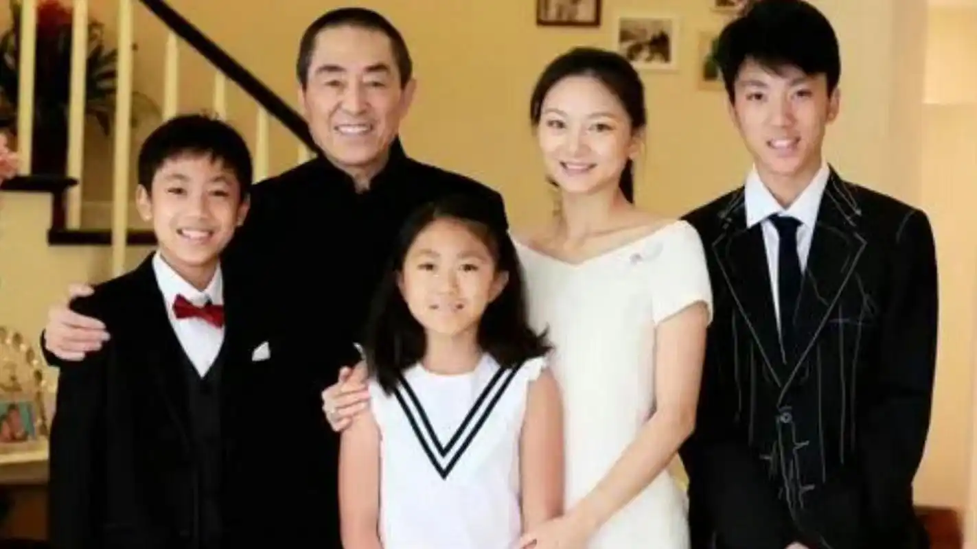 张艺谋全家合照vs陈凯歌一家,哪一家颜值赢了!