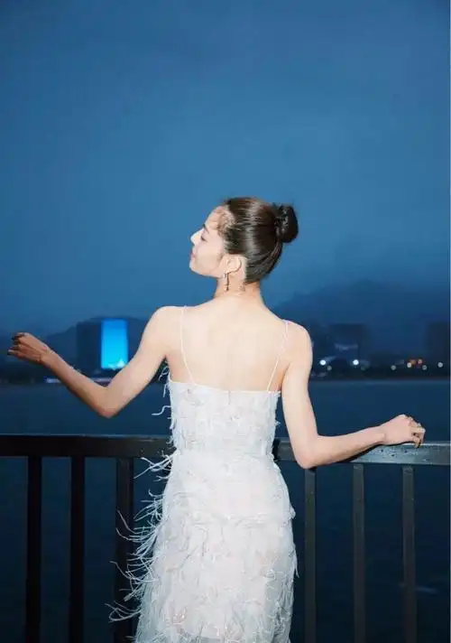 过分凸出的蝴蝶骨并不是判定背部美感的硬性标准,真正好看的美背并不