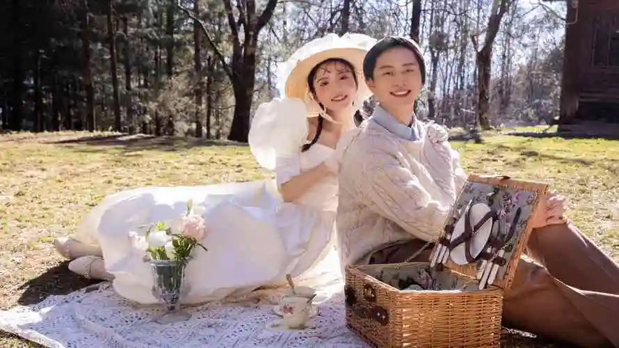 简约时尚风是一种简约而不简单,时尚而不刻板的婚纱照风格.