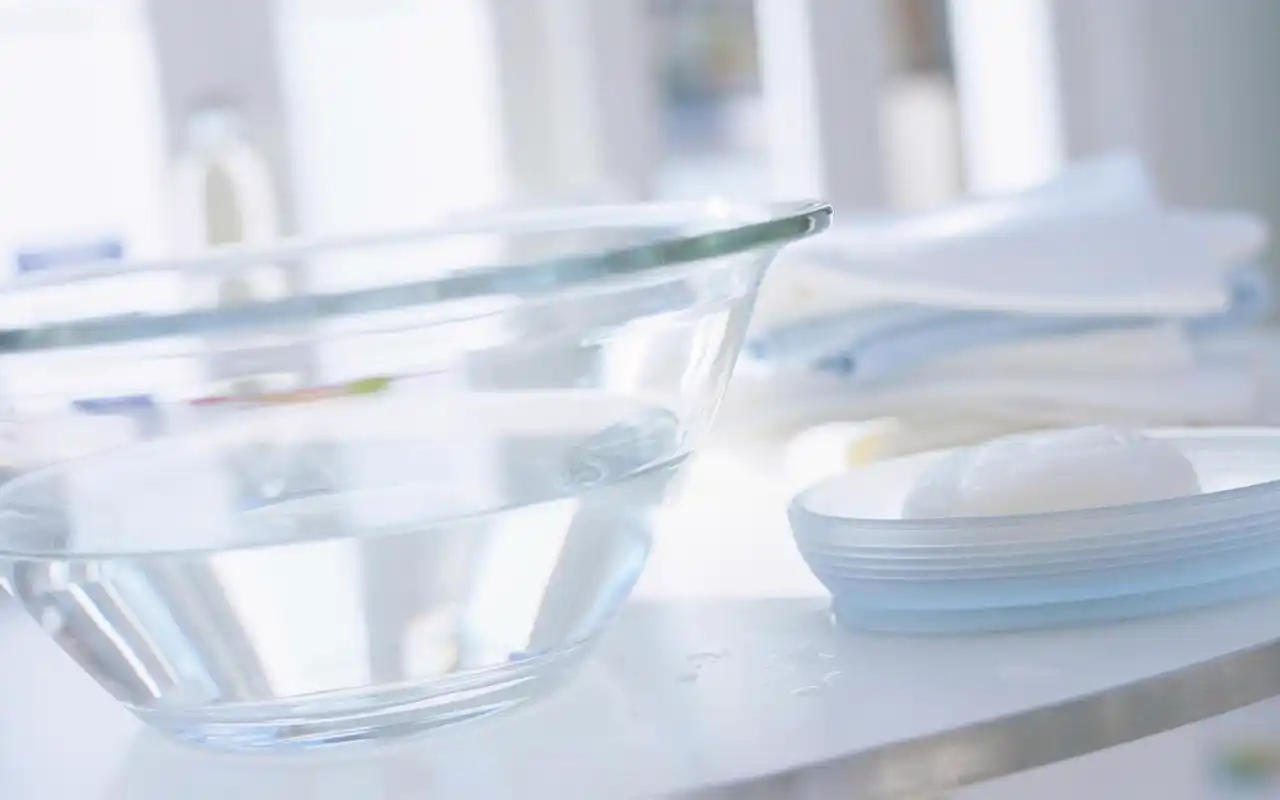 白色系小清新简约室内风景桌面壁纸