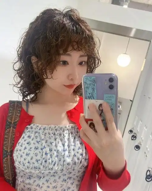 自然飘逸的小卷发是一种轻盈而随意的发型,适合那些