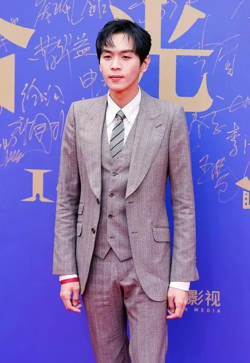 张若昀穿丝绒西装绅士感十足满满的霸总气质斯文不失风度