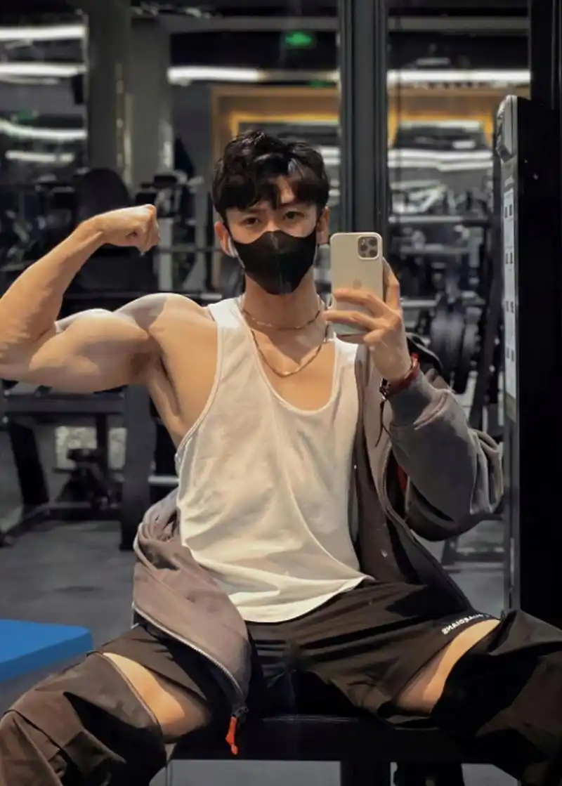 肩宽腰细的广东男人