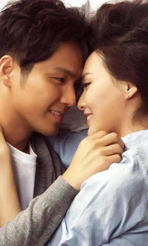 钟汉良近照,网友:又黑又瘦老十岁!不过,他媳妇的长相,还行!