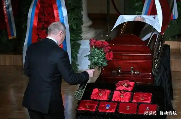 个公文包,这可能是俄罗斯版的"核足球"一种能够授权进行核打击的装置