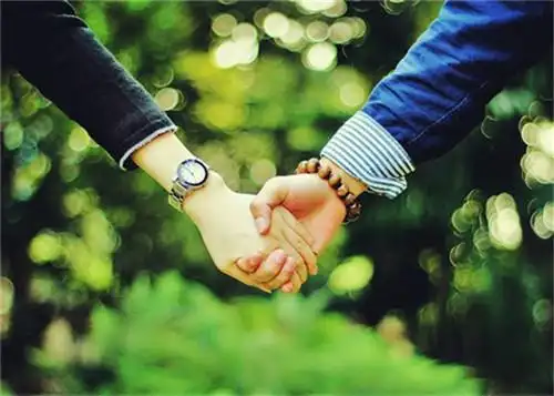 两个人相爱是一件幸福的事,相爱了能够陪伴到老才是一生中最大的幸福