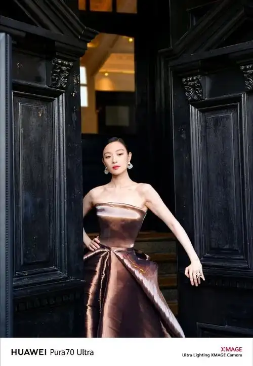 倪妮金棕流光裙#omg倪妮这次礼服好独特的材质,每个角度都能感实浇