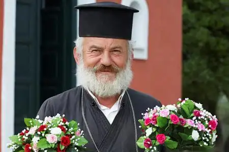 教堂前的老牧师照片