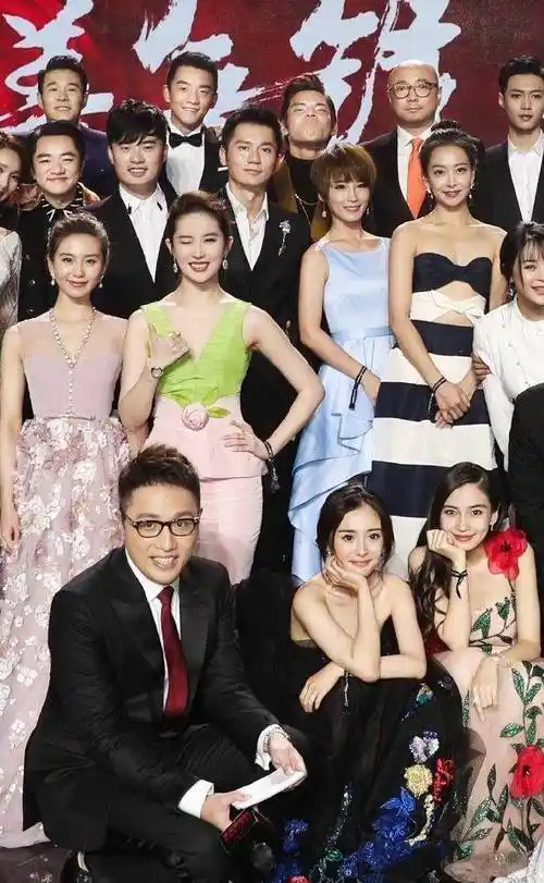 看了刘亦菲跟其他明星的合照,终于知道为啥没人愿意跟她合照了_照片