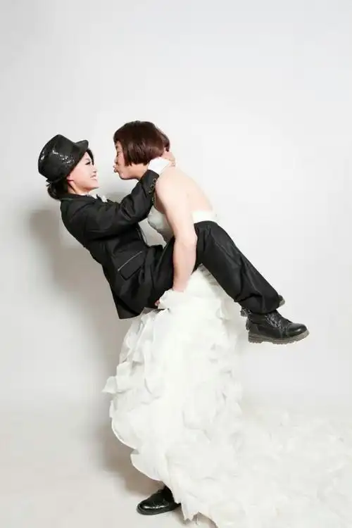 【女扮男装】闺蜜跟他老公的结婚照,希望不要有熟人看到,不然会